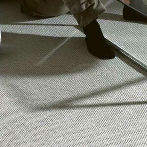 Bild Bentzon Flachgewebe Teppichboden Action grau im Wohnzimmer